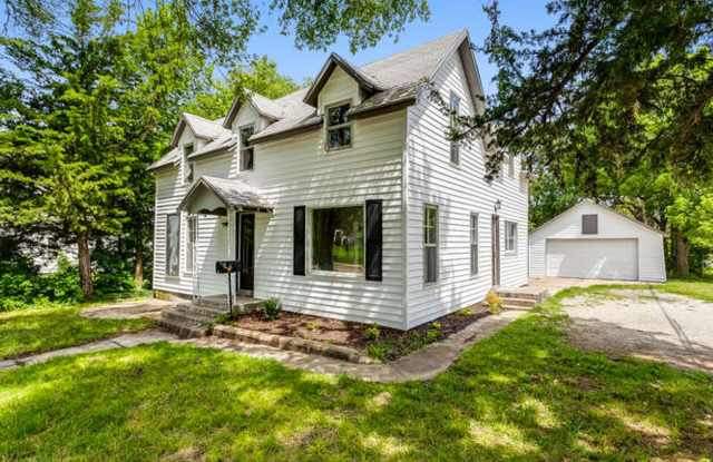 Spacious 3 Bed/2 Bath Home for Rent in Newton! Coming Available in mid-July! photos photos