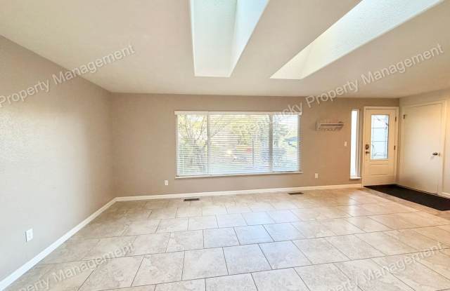 Amazing 3 Bedroom Home in Federal Way with Massive Backyard and Family Room! Gallery 4