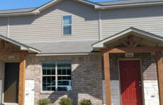 Coming Soon! 1 Bedroom 1.5 Bath Townhome for Rent in Lindale Gallery 2