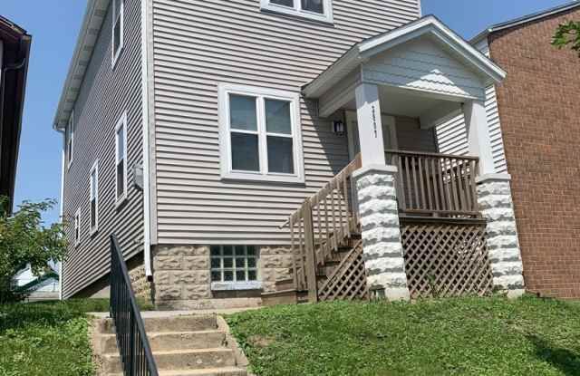 Bayview 2-bedroom loft style house, hardwood floors, AC, parking, fireplace photos photos