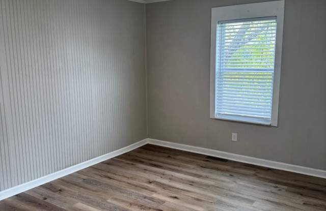 Updated 3 Bedroom Bungalow in a Lovely Bristol TN location Gallery 4