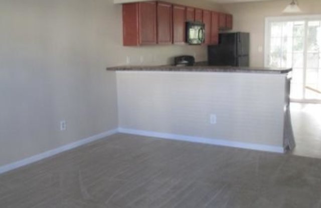 Cozy 2 Bedroom Townhouse-2004 Banister Loop Gallery 3