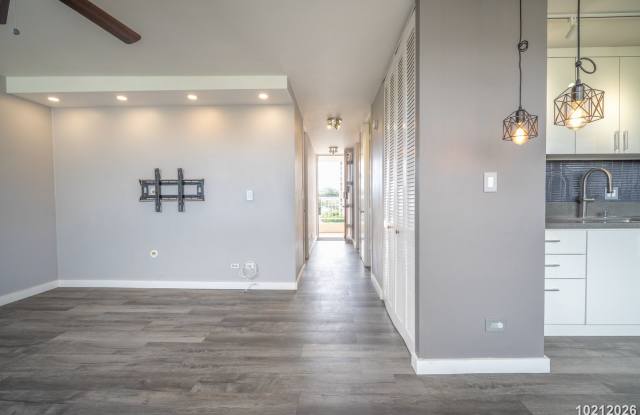 2BR Salt Lake Condo: Mountain Views, Pool, Elevator Gallery 4