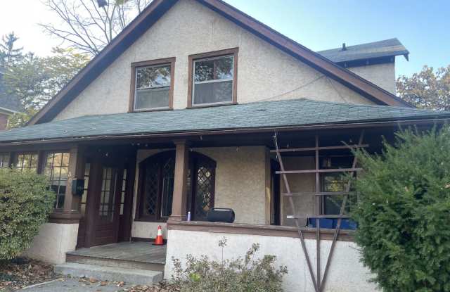 Charming Neighborhood Student House Gallery 1