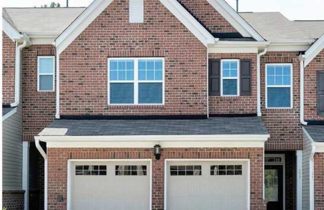 3 Bedroom 2.5 Bathroom Townhome Home w/ Open Floorplan and a 2 car Garage in the heart of Morrisville - 377 Durants Neck Lane, Morrisville, NC 27560