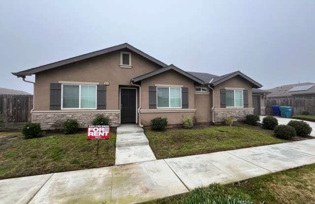 NEWER BUILT HOME MOVE IN READY IN PORTERVILLE photos photos