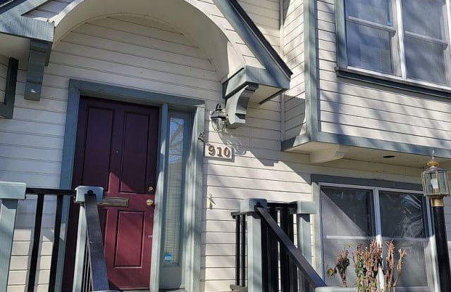 910 24th St - 910 24th Street, Sacramento, CA 95816
