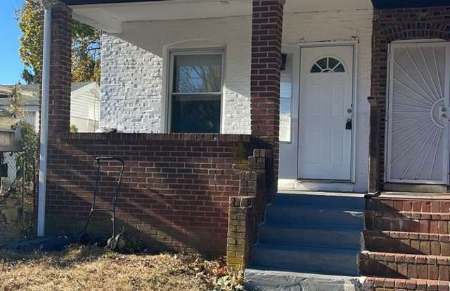Spacious 3-Bedroom Home with Updated Kitchen & Large Backyard Gallery 1