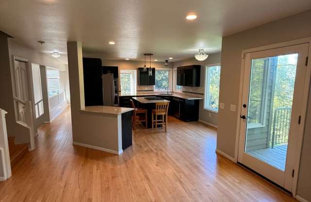 Beautiful Potter's Marsh Home! Gallery 4