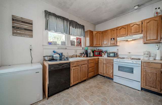 5 Bed 2 Bath House - Downtown- Available 06/02/2027 Gallery 4