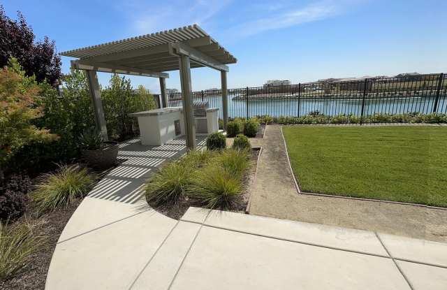 Breathtaking Lake-View Luxury: Spectacular 5-Bedroom Home Gallery 3