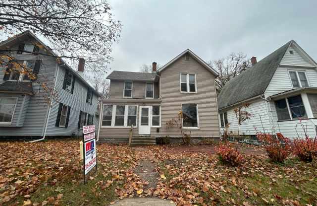 3 Bedroom, 2 Bath house in East Moline - 752 17th Avenue, East Moline, IL 61244