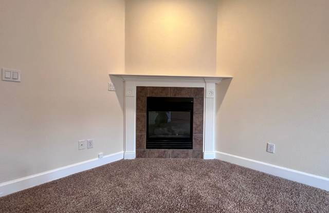 MOVE-IN SPECIAL – 1/2 Off First Month’s Rent! Charming 3-Bedroom End-Unit Townhome with Attached Garage & Private Yard! Gallery 4