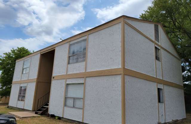 Bryan - Northgate Area - 2 Bedroom 1 Bath! Northgate area - 4200 Boyett Street, Bryan, TX 77801
