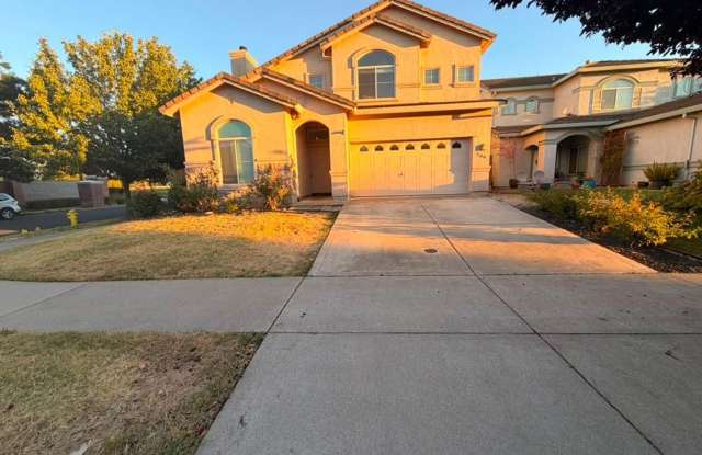 beautifully maintained 5-bedroom, 3-bath, 2,572 sq ft in Roseville Gallery 1