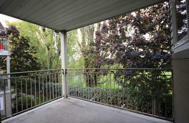 Urban Townhouse Overlooking Judkins Park Gallery 4