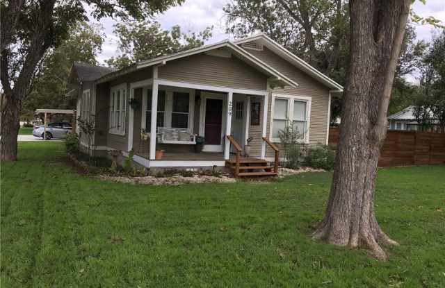 209 S Live Oak Avenue - 209 South Live Oak Avenue, New Braunfels, TX 78130