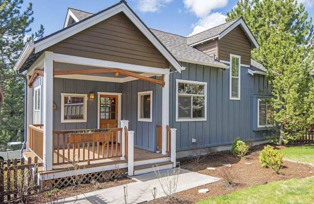 Cozy 1 Bed with Large Loft and Fenced Yard Gallery 3