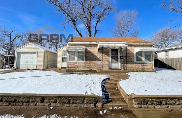 Cozy 1 bedroom with detached garage - 207 South Ford Street, Hutchinson, KS 67501