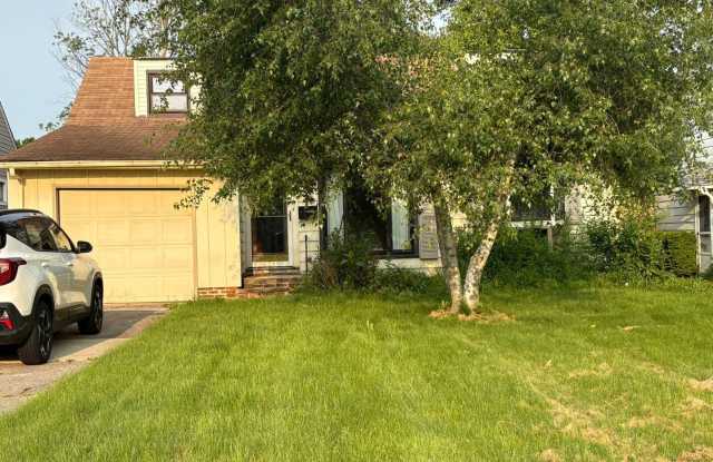 3 Bedroom 1-bathroom - 2148 Green Ridge Drive, Wickliffe, OH 44092 3 Bedroom 1-bathroom - 2148 Green Ridge Drive, Wickliffe, OH 44092