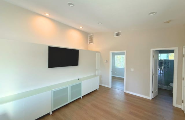 4 BD/2BA Separated Yard and Off Street Parking! photos photos