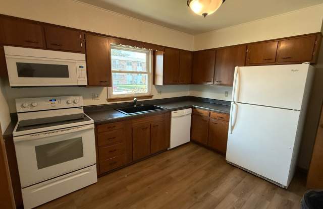 North central Ames 2 bedroom updated duplex, hardwood floors, and garage - 2710 Luther Drive, Ames, IA 50010