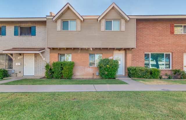 GORGEOUS, REMODELED 4 BEDROOM, 2 BATHROOM TOWNHOME IN MELROSE DISTRICT! JUST UNDER 1600 SQFT! - 4508 North 15th Avenue, Phoenix, AZ 85015