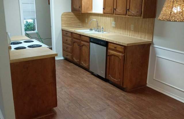Well Maintained 2BR 2BA Duplex w/ Eat-In Kitchen • Fenced Yard in Heart of Burleson Gallery 3