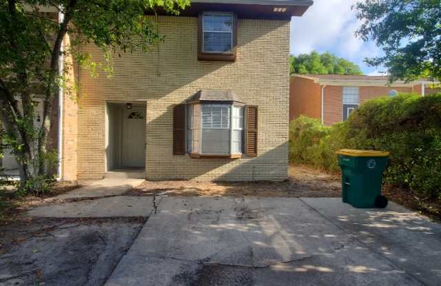 135 Valencia Drive - 135 Valencia Drive, Wright, FL 32547