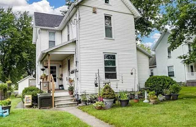 Two Bedroom One Bath Upper Unit in Duplex photos photos