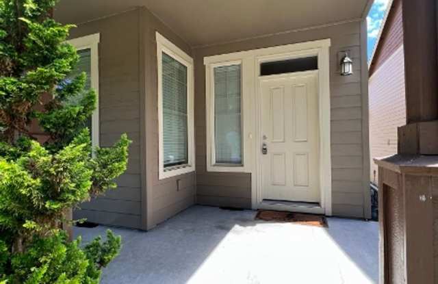 Rent Reduction! End Unit - Hawks Prairie Townhome Gallery 3