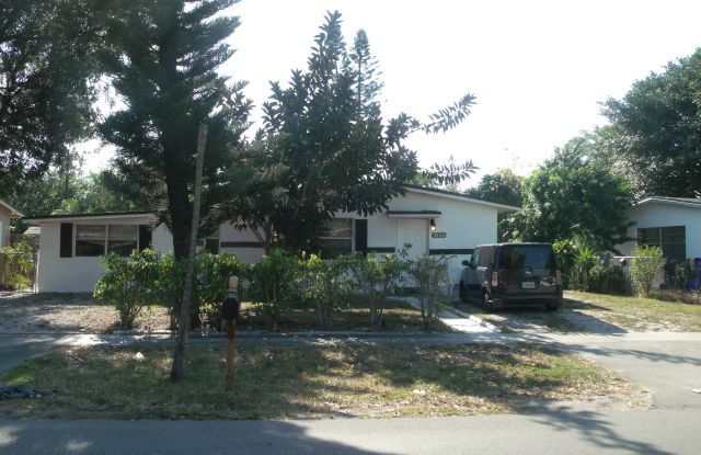 Large 4-2 with fenced backyard photos photos