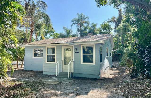 Charming 2/1 Gulfport Cottage close to the Historic District. photos photos