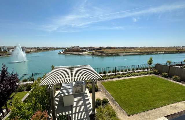 Breathtaking Lake-View Luxury: Spectacular 5-Bedroom Home Gallery 4