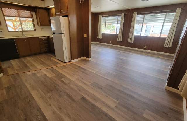 2 Bedroom Home with 2 Bonus Rooms, Fully Fenced, Covered Patio & Washer/Dryer, Near Amentities Gallery 4