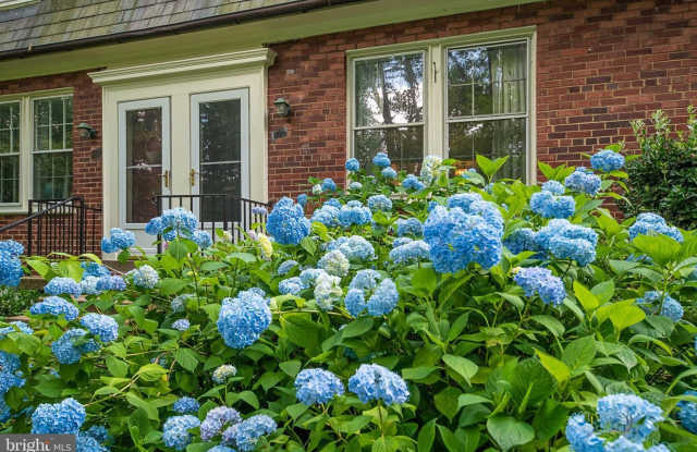 Welcome to 1501 S Edgewood Street #573, a beautifully located home in Arlington offering comfortable living in a convenient Northern Virginia setting. Gallery 1