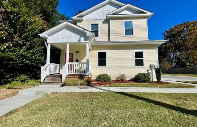 Beautiful Home with Modern Finishes, Spacious Deck & Fenced Backyard! Gallery 1