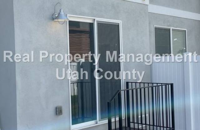 New Lower Price! Pet Friendly Townhouse Plus $500 off first full month rent Gallery 4
