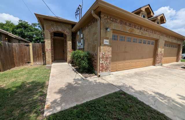 3/2/2 Duplex off HWY 46 / Fridge / Interior Washer & Dryer Connections / Fenced in Backyard / CISD Gallery 1