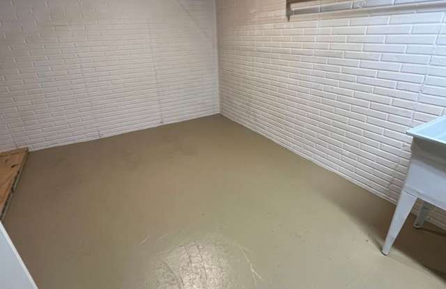 2 Bedroom Condo- END UNIT!! FINISHED BASEMENT!! - 205 West Park Lane, Waterloo, IA 50701