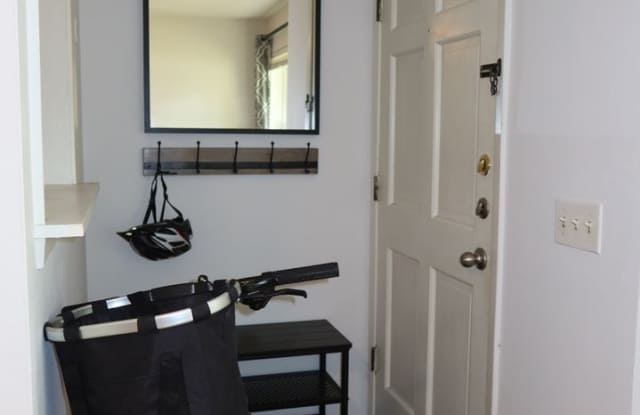 Hyde Park Country Condo - Furnished - 1BD/1BA - Covered Parking -Close to Everything Gallery 3