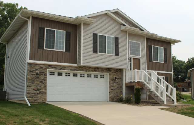 4 bed/3 bath Split-foyer - 1012 Manitou Trail, Iowa City, IA 52245 4 bed/3 bath Split-foyer - 1012 Manitou Trail, Iowa City, IA 52245