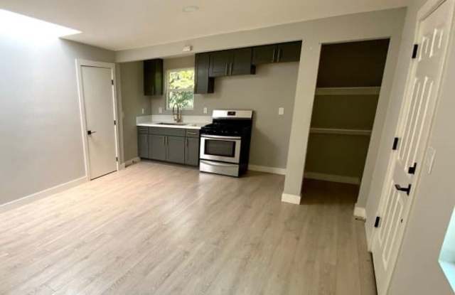 7262-A Hyatt Street Gallery 4