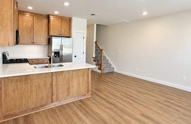 Stylish 3BR/2.5BA Townhome Near Downtown Edmond Gallery 4