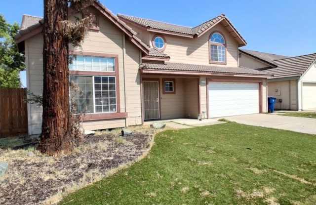 Clovis Charmer: A Two-Story Home in Clovis, CA! Gallery 4