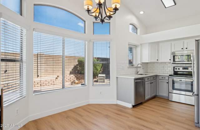 2131 S PEPPERTREE Drive Gallery 3