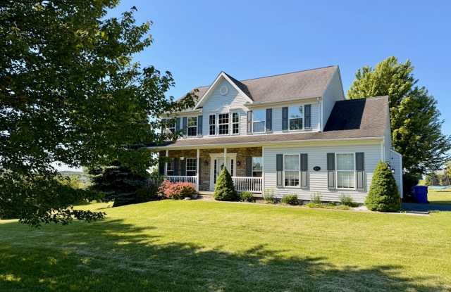Large 5 Bedroom Home with Yard photos photos