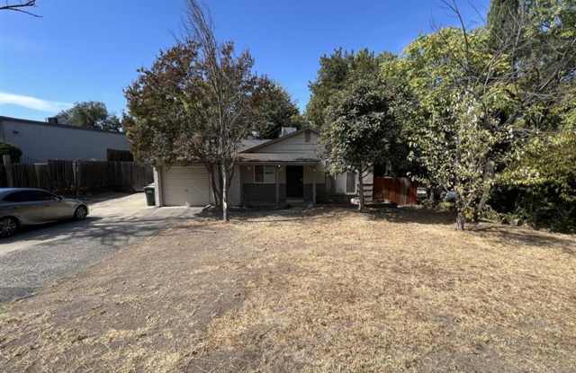 Cute Three Bedroom on Large lot! Gallery 1
