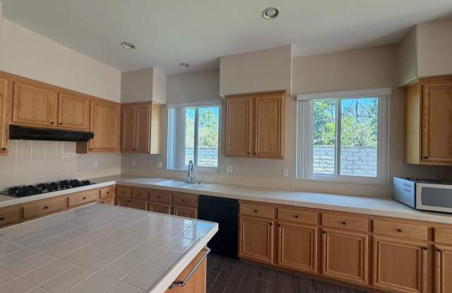 3 bed, 2 bath 1-story home with great curb appeal + bonus room Gallery 3