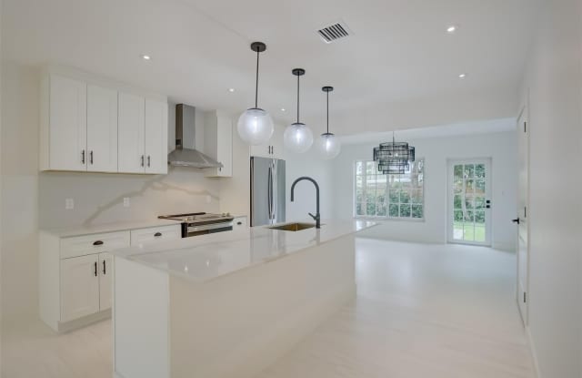 820 NE 23rd Avenue photos photos